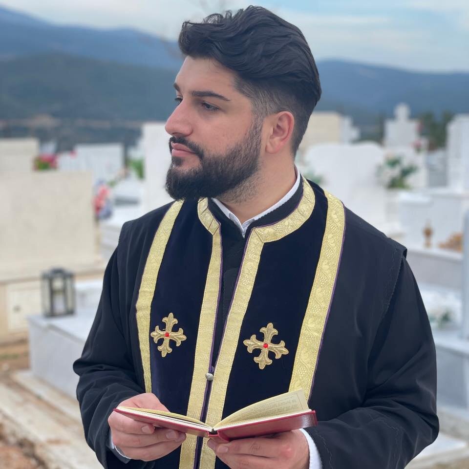 რა არის ცნობილი 30 წლის სასულიერო პირზე, რომელიც დღეს სამების ტაძარში პატ­რი­არ­ქის გა­მორ­ჩე­ვის ცე­რე­მო­ნი­ა­ზე, დე­ლე­გა­ტებს შო­რის იყო - ფოტო 3