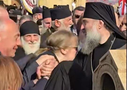 ქალი, რომელიც პატრიარქს მხარზე ეამბორა, მისი დაა - რა არის ცნობილი შიო მესამის დის შესახებ? - "5 შვილის დედაა, ძმა­ზე სა­ჯა­როდ არა­სო­დეს უსა­უბ­რია…" (+ფოტო)